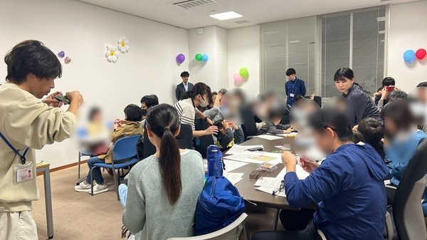 Foldscopeを作成する子供たちの写真