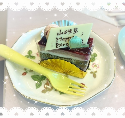 お皿に乗せた誕生日ケーキの写真