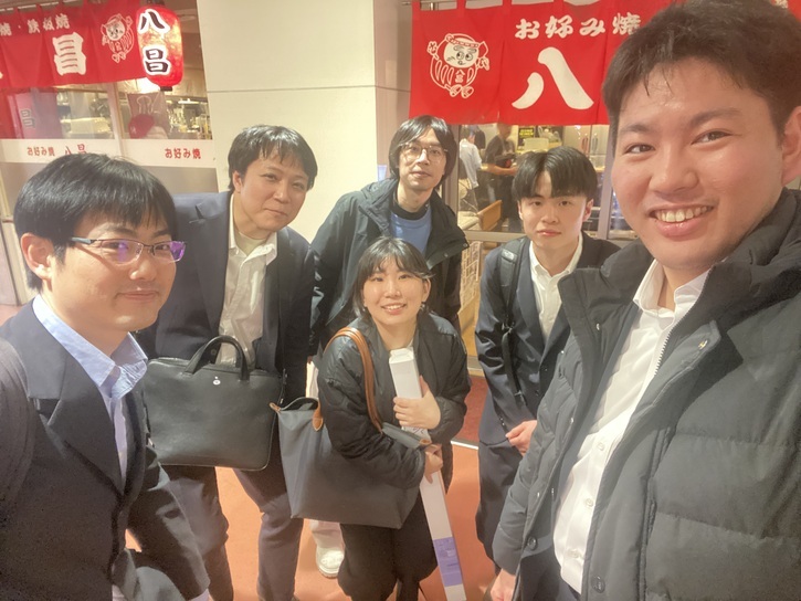 お好み焼き屋の前で、集合写真