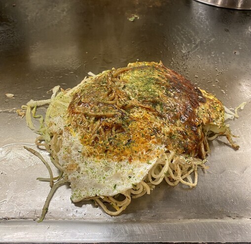 鉄板の上のお好み焼きの写真