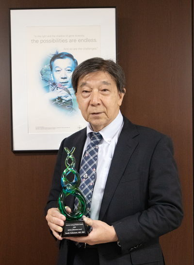 トロフィーを持つ中村理事長
