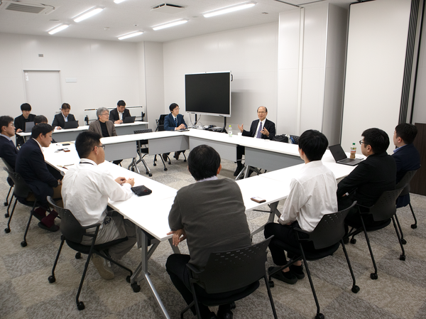 講師を囲んだ意見交換会の様子を写した画像