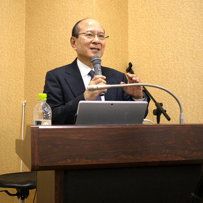 講演する講師の写真
