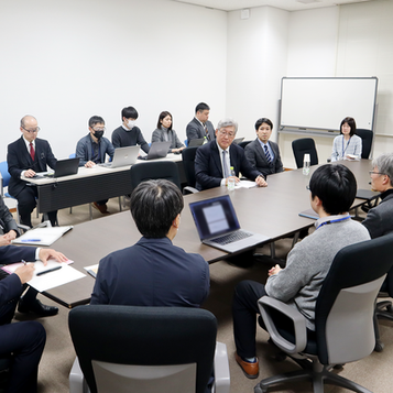 森崎先生と意見交換する研究者たち