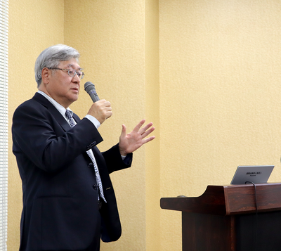 森崎先生が壇上で講演