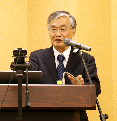 講演する講師の写真