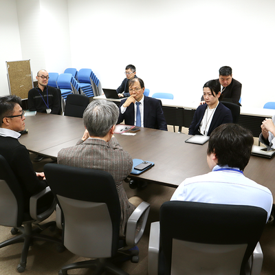 講師を囲んだ意見交換会の様子を写した画像