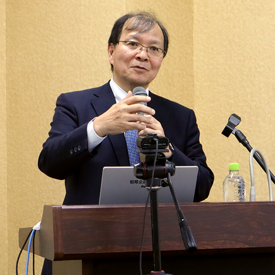 講演する講師の写真