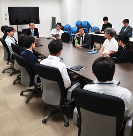 講師を囲んだ意見交換会の様子を写した画像
