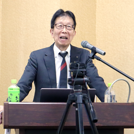 講演する講師の写真