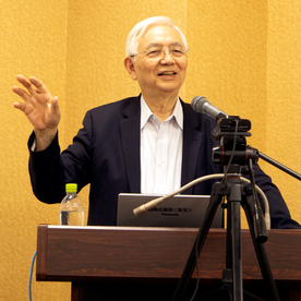講演する講師の写真