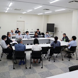 講師を囲んだ意見交換会の様子を写した画像