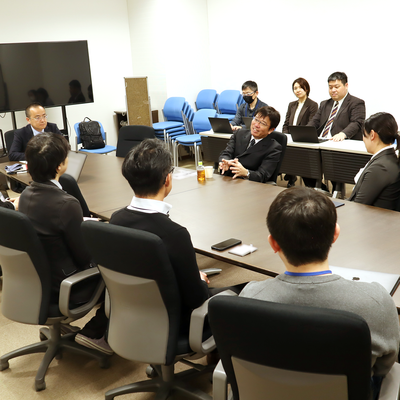 講師を囲んだ意見交換会の様子を写した画像