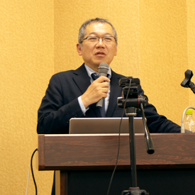 講演する講師の写真