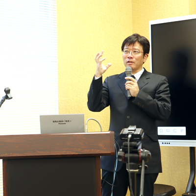 講演する講師の写真